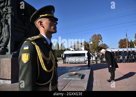 Korjukiwka, Ukraine. Oktober 2021. Bundespräsident Frank-Walter Steinmeier verneigt sich vor der Gedenkstätte für zivile Opfer der deutschen Massaker. In Koryukivka erinnert Steinmeier an die größten sogenannten "Strafmaßnahmen" der deutschen Besatzer gegen Zivilisten während des Zweiten Weltkriegs. Anfang März 1943 wurden dort unter einem speziellen SS-Kommando etwa 6,700 Menschen als Reaktion auf die sowjetische Partisanenbewegung ermordet. Kredit: Britta Pedersen/dpa-Zentralbild/dpa/Alamy Live Nachrichten Stockfoto