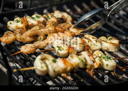 Fisch Spieße mit Garnelen und Tintenfisch auf dem Grill Stockfoto