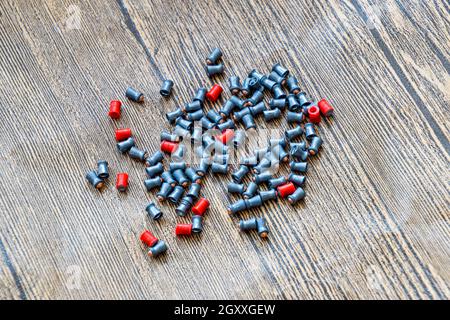 Führen Kugeln für pneumatische Waffen. Kugeln Kaliber 4,5 mm. Stockfoto