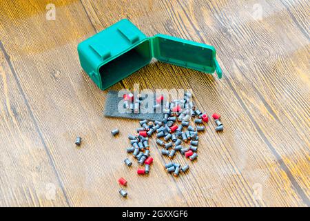 Führen Kugeln für pneumatische Waffen. Kugeln Kaliber 4,5 mm. Stockfoto