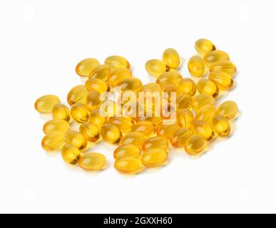 Verstreute ovale Tabletten mit Fischöl, Omega 3 auf weißem Hintergrund, Nahaufnahme Stockfoto