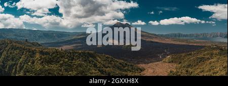 Mount Batur Vulkan und Agung Berg Panoramablick mit blauem Himmel von Kintamani, Bali, Indonesien Stockfoto