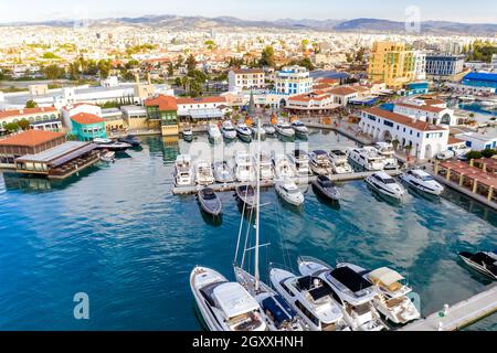 Strandcafés und Restaurants in Limassol Marina, Luftaufnahme Stockfoto