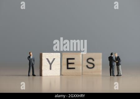 Holz Fliesen mit Buchstaben buchstabieren das Wort "Ja". Geschäftskonzept. Stockfoto