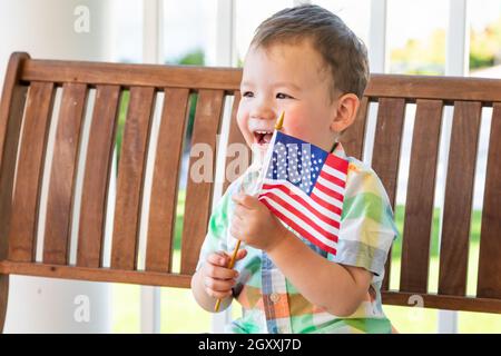 Jungen gemischten Rennen Chinesisch und kaukasische Junge spielt mit amerikanischer Flagge Stockfoto