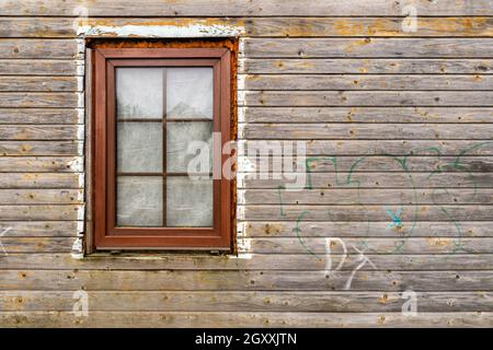 Eine hölzerne Fenster in eine Wand aus Protokolle Stockfoto