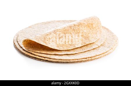 Vollkorn-Tortilla wickelt isoliert auf weißem Hintergrund. Stockfoto