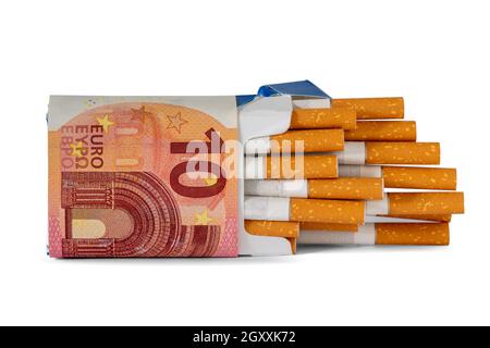 Zigarettenpackung in einer 10-Euro-Banknote verpackt. Rauchen ist teuer. Stockfoto