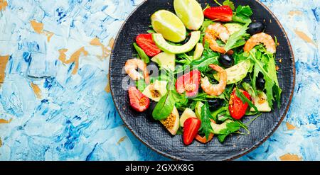 Diätsalat mit Garnelen, Erdbeeren, Avocado und Kräutern Stockfoto