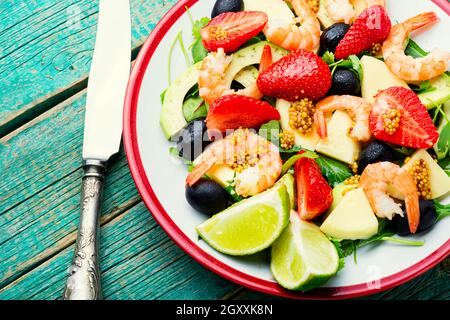 Diätsalat mit Garnelen, Erdbeeren, Avocado und grünem Salat Stockfoto