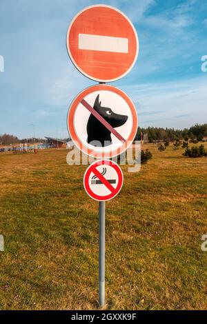 Kein Verkehr, keine Hunde und kein Rauchen in der öffentlichen Naherholungszone Stockfoto
