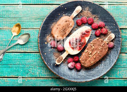 Eis auf Stöcken mit Schokolade.Schokoladenüberzogene Eis mit Kirschmarmelade Stockfoto