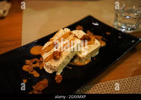 Nahaufnahme Caramel semifreddo, Eine Kombination aus Schlagsahne und Eis Stockfoto