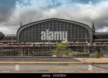 Blick von der Altmannbrücke auf das Gebäude des Hamburger Hauptbahnhofs Stockfoto