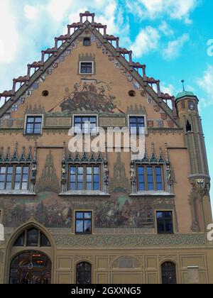 Das Ulmer Rathaus mit seinen Gemälden ist eine Touristenattraktion Stockfoto