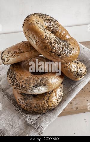 Einige leckere Bagels mit Mohn auf einer Serviette Nahaufnahme. Vorderansicht. Stockfoto