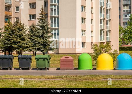 Die verschiedenen Mülltonnen in Wohngebiet. Separate Müllsammlung Problem, Hausmüll Recycling. Stockfoto