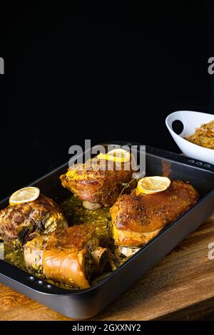 Knusprig gebratene Schweineknöchel aus dem Ofen Stockfoto