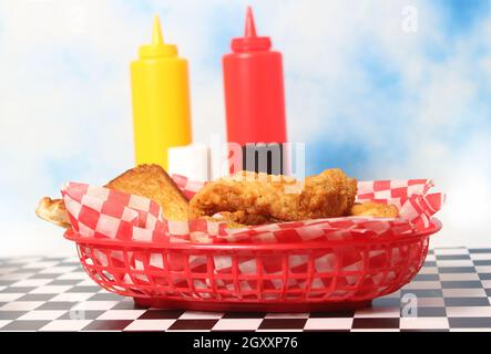 Hähnchen-Tender mit Toast im Retro Diner on Table Stockfoto