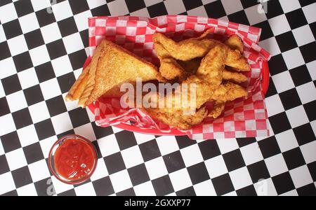 Hähnchen-Tender mit Toast im Retro Diner on Table Stockfoto