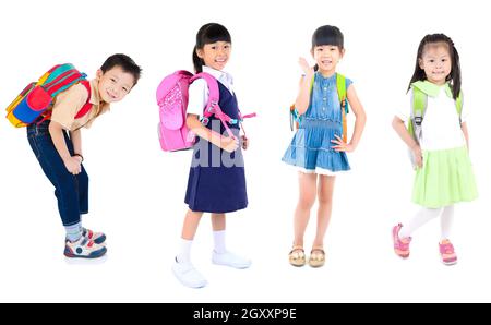 Portrait of Happiness Gruppe von niedlichen kleinen Mädchen in Uniform mit Schultasche lächelnd sind zurück zur Schule, isoliert auf weißem Hintergrund. Stockfoto