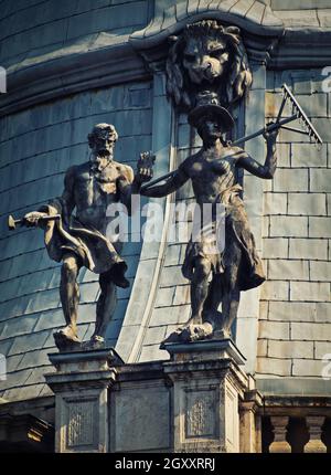 Nahaufnahme allegorischer Statuen auf der barocken Flügelkuppel des Schlosses Vajdahunyad, dem heutigen Landwirtschaftsmuseum in Budapest, Ungarn. Kunst und Archit Stockfoto