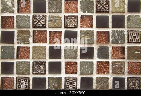 Kleine quadratische Kacheln bilden ein originelles, kreatives Mosaik, das als Hintergrund verwendet werden kann Stockfoto