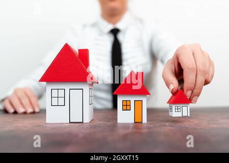 Aktualisieren Sie Ihr Haus Vertreten Durch Lady In Outfit, Business Woman Präsentiert Pläne Für Home Change, Verschiedene Apartment Plan Größen Vergleich, Mehrere Stockfoto