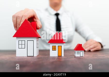 Aktualisieren Sie Ihr Haus Vertreten Durch Lady In Outfit, Business Woman Präsentiert Pläne Für Home Change, Verschiedene Apartment Plan Größen Vergleich, Mehrere Stockfoto