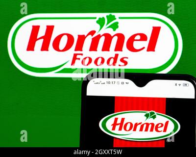 Ukraine. Oktober 2021. Auf diesem Foto Illustration Hormel Foods Corporation Logo auf einem Smartphone und im Hintergrund zu sehen. Kredit: SOPA Images Limited/Alamy Live Nachrichten Stockfoto