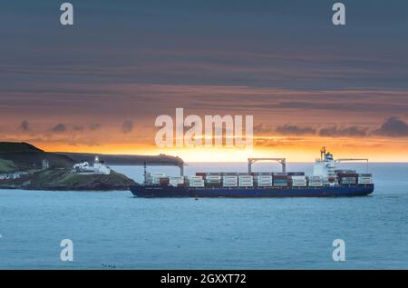 Roches Point, Cork, Irland. Oktober 2021. Das Containerschiff Maersk Nijmegen kommt nach einer zehntägigen Reise von Costa Rica an der Mündung des Hafens an, während die Sonne am Roches Point, Cork, Irland, aufgeht. - Bild; David Creedon / Alamy Live News Stockfoto