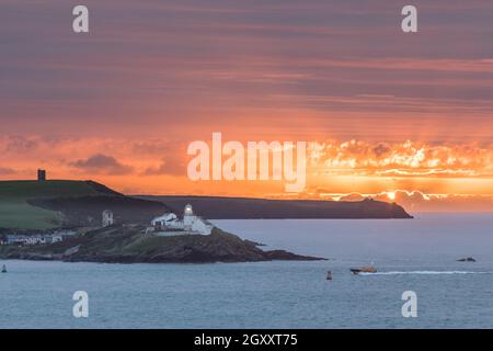 Roches Point, Cork, Irland. Oktober 2021. Ein Pilotboot kehrt nach einem Rendezvous mit einem Containerschiff bei Sonnenaufgang vor dem Hafen von Roches Point, Cork, Irland, zurück. - Bild; David Creedon / Alamy Live News Stockfoto