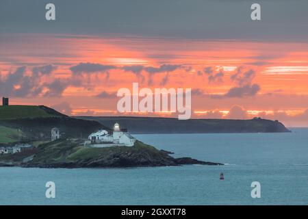 Roches Point, Cork, Irland. Oktober 2021. Ein roter Himmel kurz vor Sonnenaufgang am Roches Point Lighthouse, Co. Cork, Irland. - Bild; David Creedon / Alamy Live News Stockfoto