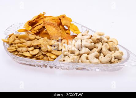 Geröstete und gesalzene Fava-Bohnen, Cashewnüsse und getrocknete Mangoscheiben für einen gesunden veganen und vegetarischen Ernährungs-Snack. Hoch in Protein, Vitamine, Diät-Fi Stockfoto