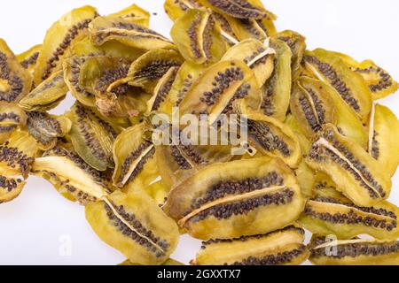 Getrocknete Kiwi-Fruchtscheiben. Perfekt als Snack, zusätzlich zu Eis und anderen Desserts. Stockfoto