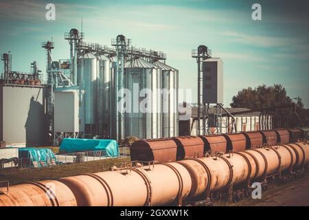 Beladung von Eisenbahnwaggons mit Getreide am Getreideaufzug. Stockfoto