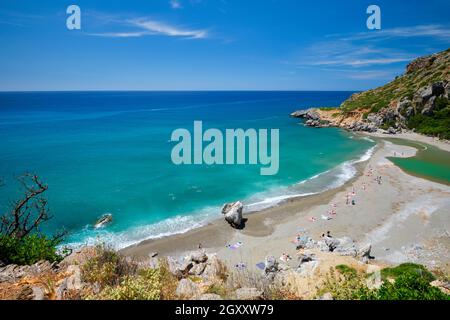 Blick auf den Strand von Preveli auf der Insel Kreta mit entspannenden Menschen und dem Mittelmeer. Kreta, Griechenland Stockfoto