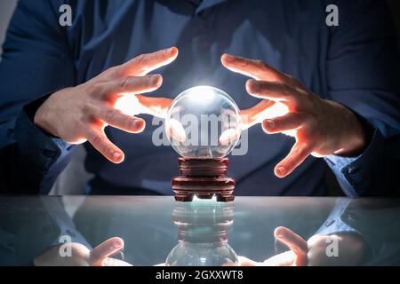 Vorhersage Der Zukunft Mit Crystal Ball. Wahrsager Und Psychic Stockfoto