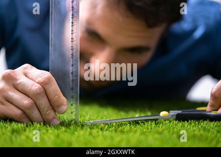 Zwanghafte Zwangsstörung. Perfektionist Messung Garten Gras Stockfoto