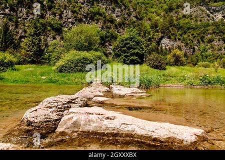 Wildes Wasser spiegelt die Landschaft der Gebirgsflußlandschaft im Ledrotal in Trentino-Südtirol, Italien. Stockfoto