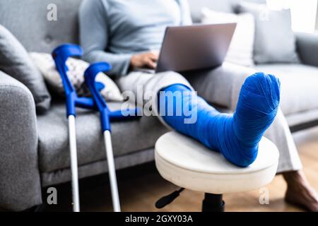 Verletzter Mann Mit Gebrochenem Bein Im Cast Stockfoto