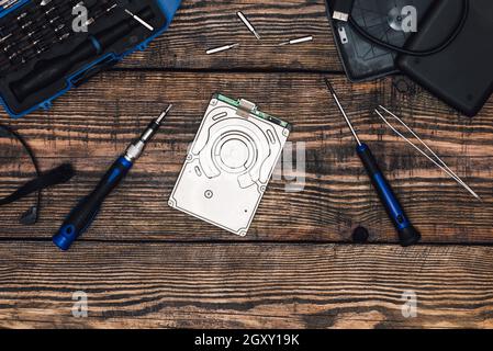 HDD mit Professionelle Präzision Schraubendreher und einige Tools auf hölzernen Tisch Stockfoto