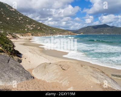 Der wunderschöne Sandstrand von Little Oberon Bay ist der perfekte Ort für einen Kurzurlaub und einen Snack - Wilsons Promontory, Victoria, Australien Stockfoto