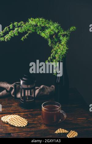 Tasse Kaffee in französischer Presse mit Waffeln gebrüht Rustikaler Holztisch Stockfoto