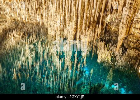 Blaues kristallklares Wasser in einer Höhle. Cuevas Drach. Mallorca, Spanien Stockfoto