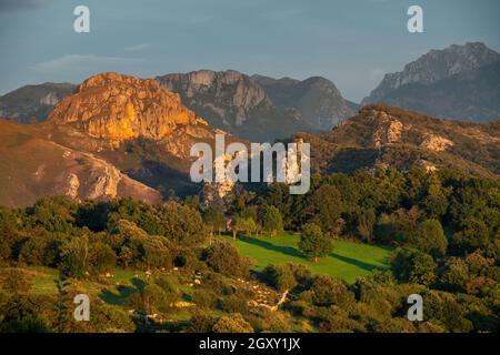 Berglandschaft im Nationalpark Picos de Europa bei schönem Sonnenuntergang Stockfoto