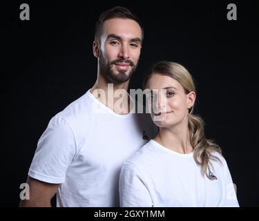 Romilly sur seine, Frankreich, 4. Oktober 2021, Eistanzerinnen Gabriella Papadakis und Guillaume Cizeron von den Olympischen Spielen 2022 in Peking die französische Mannschaft posiert am 4. Oktober 2021 in der Fabrik Le Coq Sportif in Romilly sur seine, Frankreich. Foto von Jerome Dominé/ABACAPRESS.COM Stockfoto