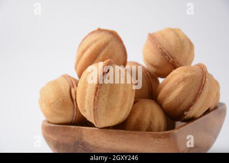 Kekse "Nüsse" mit kondensierter Milch und Nüssen. Frische hausgemachte Kekse in Form von Nüssen Stockfoto