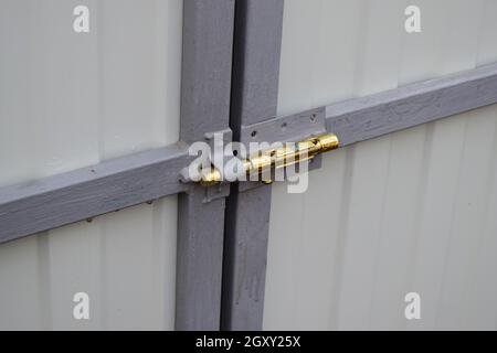 Riegel auf Tor. Ein Design für die Verriegelung des Tores von innen. Stockfoto