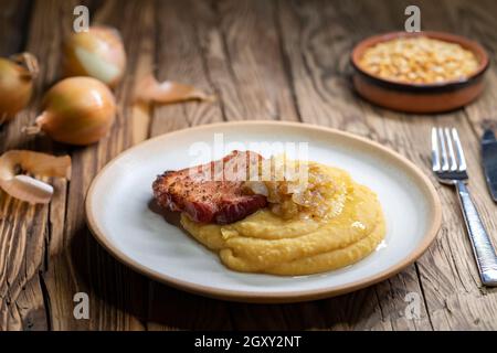 Tschechische Küche, geräuchertes Fleisch mit Erbsenbrei und gebratene Zwiebel bis golden Stockfoto